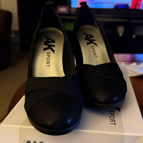 Anne Klein Black Heels - Picture 2 of 4